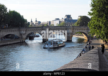 La barca turistica e la vista del ponte lungo la riva sinistra del fiume Senna a Parigi la molla KATHY DEWITT Foto Stock