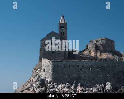 Chiesa di San Pietro a Porto Venere in una giornata di sole Foto Stock