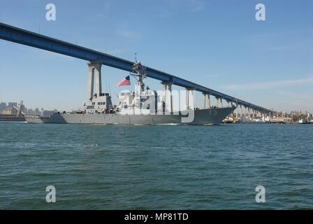 Gli Stati Uniti Navy Arleigh Burke-class guidato-missile destroyer USS Decatur cuoce a vapore sotto il Coronado Bay Bridge come esso transita attraverso la baia di San Diego Luglio 2, 2007 a San Diego, California. (Foto di Giovanni Steinberger via Planetpix) Foto Stock