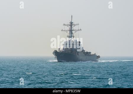 Stati Uniti Navy Arleigh Burke-class egida guidato-missile destroyer USS Il Sullivans cuoce a vapore in corso Agosto 1, 2013 nel Golfo Arabico. (Foto di Billy Ho via Planetpix) Foto Stock