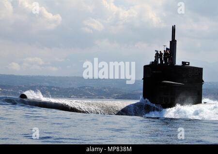 Gli Stati Uniti Navy Los Angeles-classe fast-attacco sommergibile USS Helena si diparte la U.S. Supporto navale attività Souda Bay Settembre 28, 2013 in Souda Bay, Creta, Grecia. (Foto di Paolo Farley via Planetpix) Foto Stock