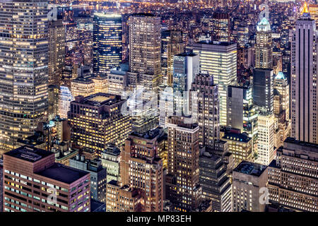 Vista aerea di grattacieli di Manhattan di notte Foto Stock