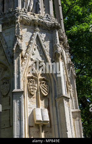 I dettagli delle incisioni sulla regina Eleonora Croce, Northampton, Regno Unito; questo tredicesimo secolo un monumento costruito da Edward Ho per sua moglie, ora è in cattive condizioni di riparazione Foto Stock