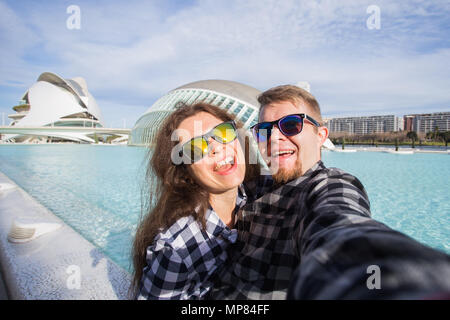 Valencia, Spagna, Gennaio 02, 2018 felice coppia rende selfie sullo sfondo dell'Hemisferic edificio nella Città delle Arti e delle Scienze di Valencia, Spagna. Foto Stock