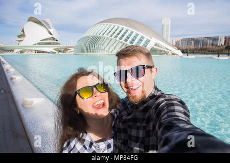 Valencia, Spagna, Gennaio 02, 2018 felice coppia rende selfie sullo sfondo dell'Hemisferic edificio nella Città delle Arti e delle Scienze di Valencia, Spagna. Foto Stock