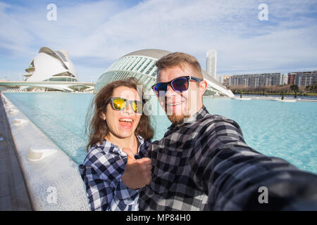 Valencia, Spagna, Gennaio 02, 2018 felice coppia rende selfie sullo sfondo dell'Hemisferic edificio nella Città delle Arti e delle Scienze di Valencia, Spagna. Foto Stock