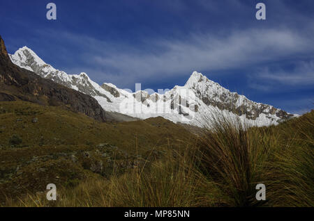 Un paesaggio fantastico intorno Alpamayo, uno dei più alti picchi di montagna nelle Ande peruviane, Cordillera Blanca Foto Stock