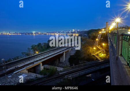 Hamilton waterfront skyline dallo storico Thomas B. McQuesten elevato livello Bridge, un ponte di travatura reticolare e un iconico gateway per la città, al di sopra del railw Foto Stock