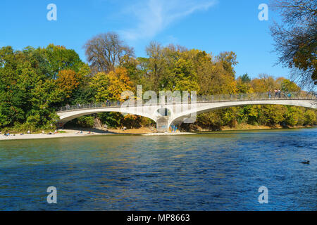 Monaco di Baviera, Germania - 20 Ottobre 2017: ponte Kabelsteg attraverso il fiume Isar Foto Stock