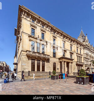 Apple retail center su un angolo di Buchanan Street e St Vincent Street nel centro della città di Glasgow Scotland Regno Unito Foto Stock