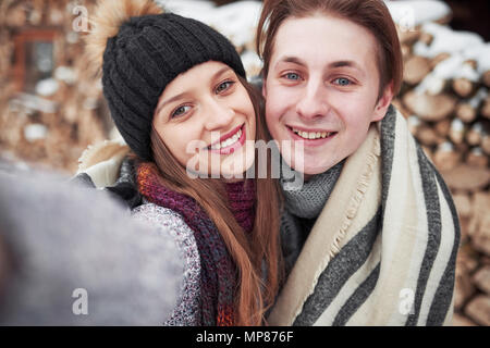 Natale felice coppia in amore abbracciare in nevoso inverno freddo, foresta copiare spazio, festa di capodanno celebrazione, vacanze e viaggi, vacanze e amore e relazioni Foto Stock