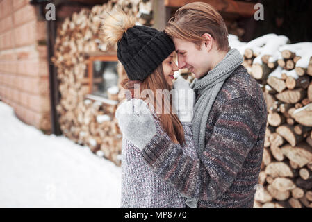 Natale felice coppia in amore abbracciare in nevoso inverno freddo, foresta copiare spazio, festa di capodanno celebrazione, vacanze e viaggi, vacanze e amore e relazioni Foto Stock