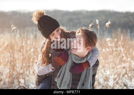 Natale felice coppia in amore abbracciare in nevoso inverno freddo, foresta copiare spazio, festa di capodanno celebrazione, vacanze e viaggi, vacanze e amore e relazioni Foto Stock