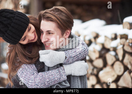 Natale felice coppia in amore abbracciare in nevoso inverno freddo, foresta copiare spazio, festa di capodanno celebrazione, vacanze e viaggi, vacanze e amore e relazioni Foto Stock