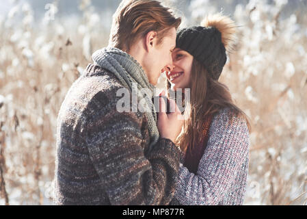 Natale felice coppia in amore abbracciare in nevoso inverno freddo, foresta copiare spazio, festa di capodanno celebrazione, vacanze e viaggi, vacanze e amore e relazioni Foto Stock