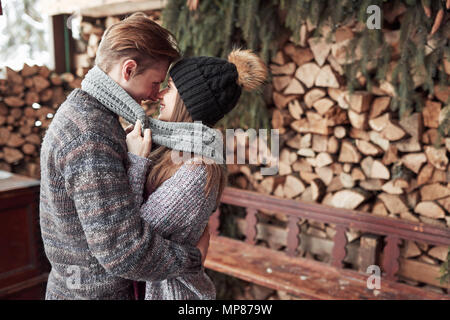 Giovane ha divertimento e risate. KISS. Giovani hipster giovane costeggiata ogni altro in winter park. Inverno storia d'amore, un bellissimo elegante coppia giovane. In inverno il concetto di moda con il mio ragazzo e ragazza Foto Stock