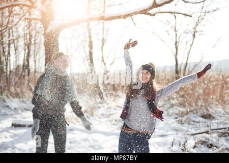 Giovane ha divertimento e risate. KISS. Giovani hipster giovane costeggiata ogni altro in winter park. Inverno storia d'amore, un bellissimo elegante coppia giovane. In inverno il concetto di moda con il mio ragazzo e ragazza Foto Stock