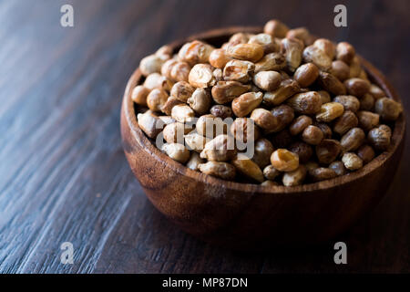 Turco Kavurga snack fritti / semi di mais in ciotola di legno. Alimenti biologici. Foto Stock