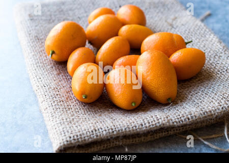 Frutta fresca Kumquat / Cumquat su un sacco. Alimenti biologici. Foto Stock