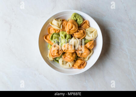 Tri colorato Tortellini / Multicolor o colorato. Il cibo italiano. Foto Stock