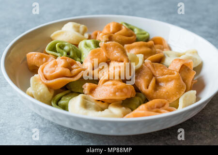 Tri colorato Tortellini / Multicolor o colorato. Il cibo italiano. Foto Stock