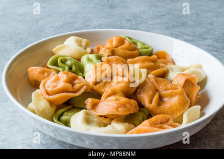 Tri colorato Tortellini / Multicolor o colorato. Il cibo italiano. Foto Stock