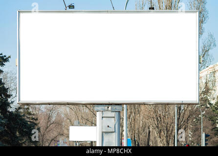 Vecchio vuoto tabellone orizzontale. Sfondo per mock-up. Foto Stock