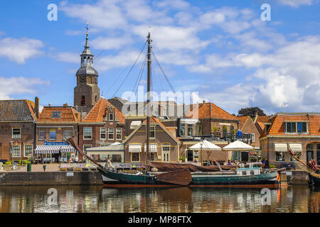 BLOKZIJL, Paesi Bassi - 13 luglio 2017: panoramica del porto in dettaglio il villaggio storico di Blokzijl sulla soleggiata giornata estiva con il vecchio fondo piatto di navi e Foto Stock