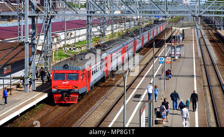 Skhodnya, Russia - 09 Maggio. 2018. Il treno della società RZD arriva in corrispondenza della stazione Foto Stock