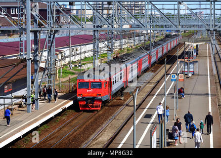 Skhodnya, Russia - 09 Maggio. 2018. Il treno della società RZD arriva in corrispondenza della stazione Foto Stock