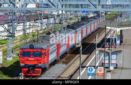 Skhodnya, Russia - 09 Maggio. 2018. treno di RZD arriva in corrispondenza della stazione Foto Stock