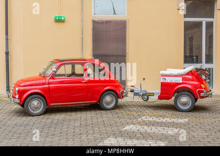 FIAT 500 vintage rosso con un rimorchio personalizzato , Cagliari, Sardegna, Italia. Foto Stock