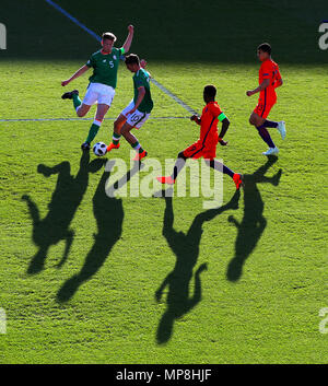 In Irlanda il Troy Parrott assume Netherland's Daishawn Redan durante UEFA europeo U17 Championship quarti di finale corrisponde all'Proact Stadium, Burton. Foto Stock