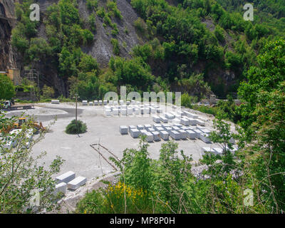 CARRARA, Italia - 20 Maggio 2108: le cave di marmo delle Alpi Apuane vicino a Carrara, Massa Carrara Regione dell'Italia. Blocchi in attesa di trasporto. Foto Stock