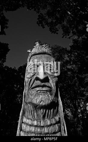 Capo Kno-Tah Native American scultura, artista Peter Toth Foto Stock