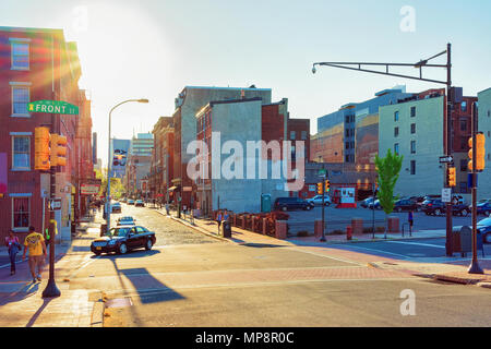 Philadelphia, Stati Uniti d'America - 5 Maggio 2015: Tramonto su Chestnut Street di Philadelphia, Pennsylvania, USA. È il quartiere centrale degli affari di Philadelphia Foto Stock