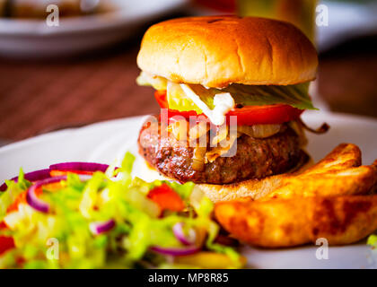 Burger di barbecue e insalata mista Foto Stock