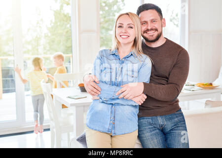 Coppia felice in posa a casa Foto Stock