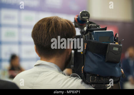 Il giovane maschio cameraman di fare le riprese Foto Stock