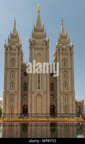 Salt Lake Temple riflettendo in uno stagno mentre i matrimoni sono celebrati. Chiesa di Gesù Cristo dei Santi degli Ultimi Giorni, Salt Lake City, Utah, Stati Uniti d'America. Foto Stock