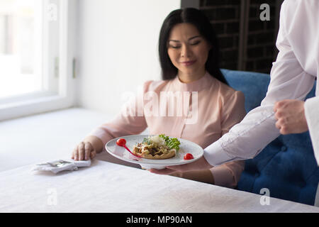 Imprenditrice a pranzo in ristorante di lusso Foto Stock