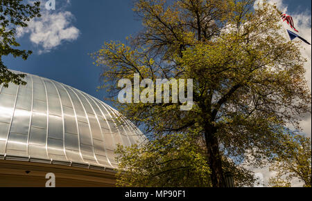 Vista del metallo lucido del tetto della tenda edificio in piazza del tempio all'inizio dell'estate. La Chiesa di Gesù Cristo dei Santi degli Ultimi Giorni, sale Lak Foto Stock