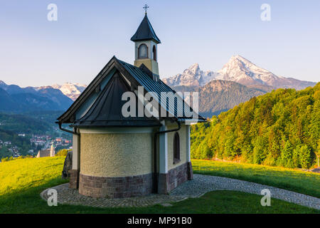 Cappella Lockstein al crepuscolo, con vista verso il monte Watzmann. Berchtesgarden, Baviera, Germania Foto Stock