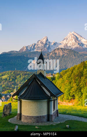 Cappella Lockstein al crepuscolo, con vista verso il monte Watzmann. Berchtesgarden, Baviera, Germania Foto Stock