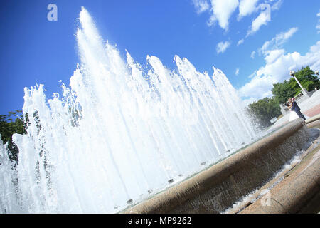 Primo piano con una grande fontana nella piazza del paese. Foto Stock