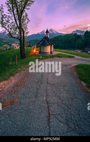 Cappella Lockstein al crepuscolo, con vista verso il monte Watzmann. Berchtesgarden, Baviera, Germania Foto Stock