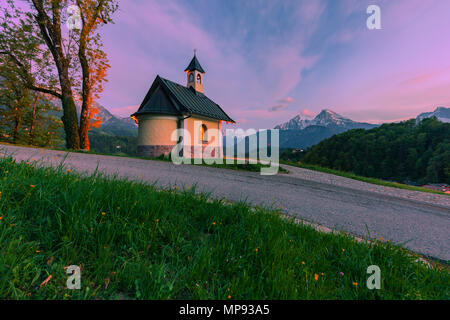 Cappella Lockstein al crepuscolo, con vista verso il monte Watzmann. Berchtesgarden, Baviera, Germania Foto Stock