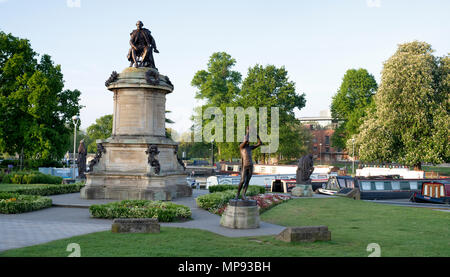 Gower memorial al mattino presto sole primaverile. Stratford Upon Avon, Warwickshire, Inghilterra Foto Stock