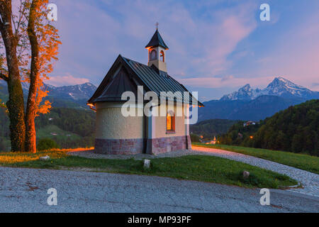 Cappella Lockstein al crepuscolo, con vista verso il monte Watzmann. Berchtesgarden, Baviera, Germania Foto Stock