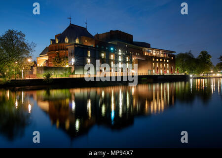 Royal Shakespeare Theatre riflettente nel fiume Avon al crepuscolo. Stratford Upon Avon, Warwickshire, Inghilterra Foto Stock